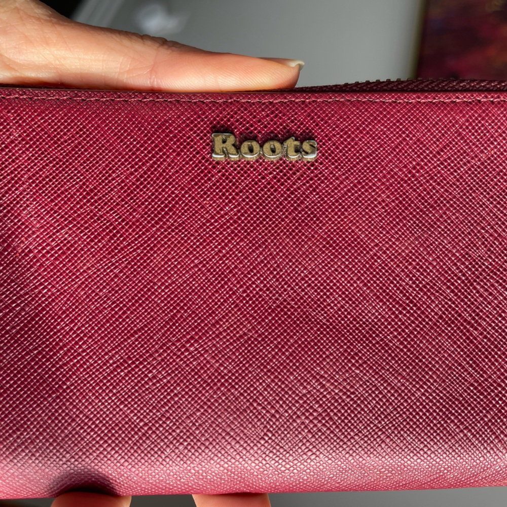Vintage Roots Valencia wristlet wallet in red/burgundy saffiano-style leather - Picture 7 of 16